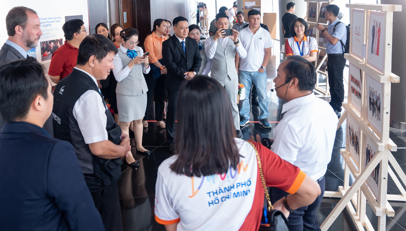 Đông đảo du khách tham dự triển lãm và nghe giới thiệu về Du lịch TPHCM Đông đảo du khách tham dự triển lãm và nghe giới thiệu về Du lịch TPHCM