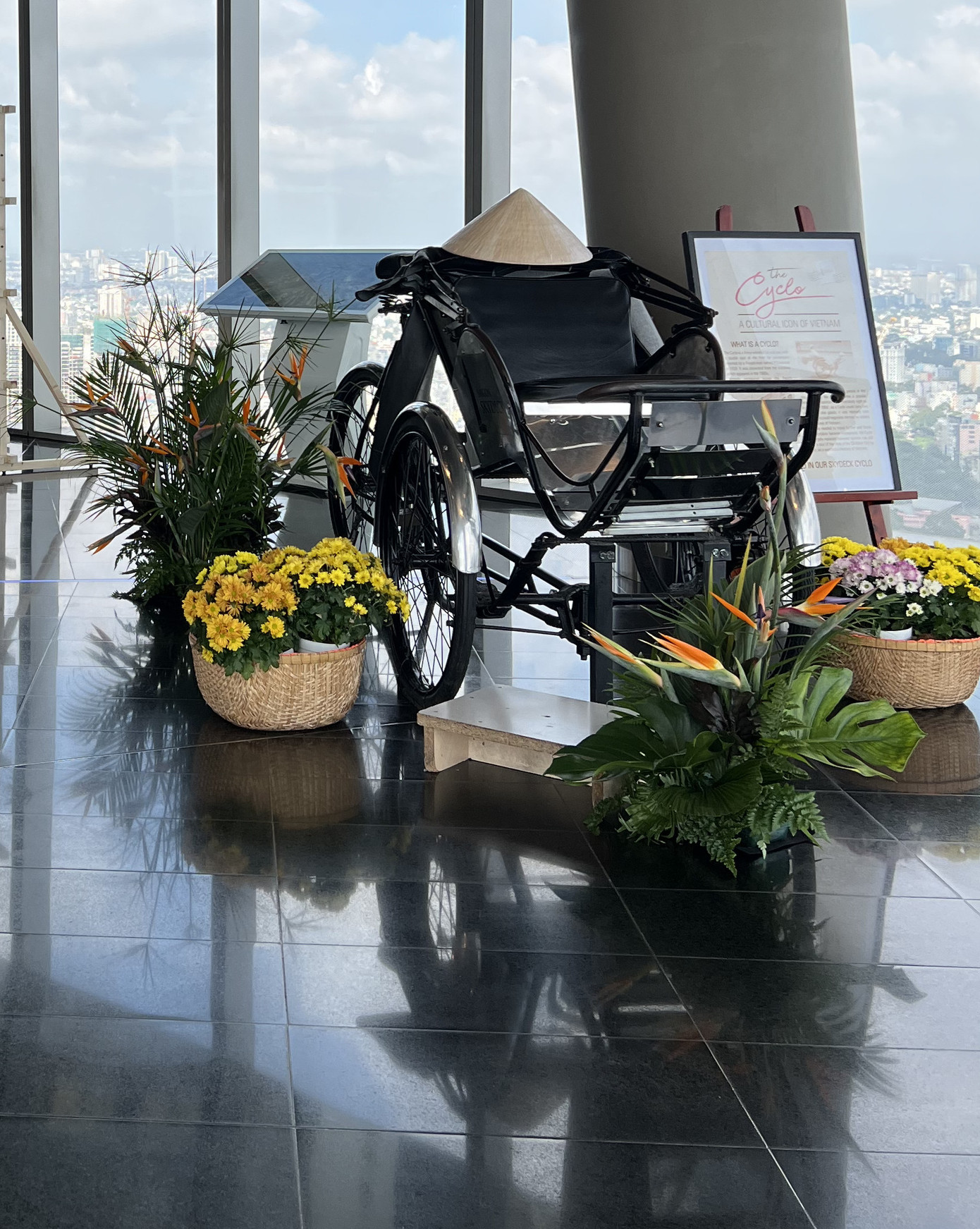 Chiếc xích lô và nón lá - biểu trưng của Du lịch TPHCM một thời. Chiếc xích lô và nón lá - biểu trưng của Du lịch TPHCM một thời.