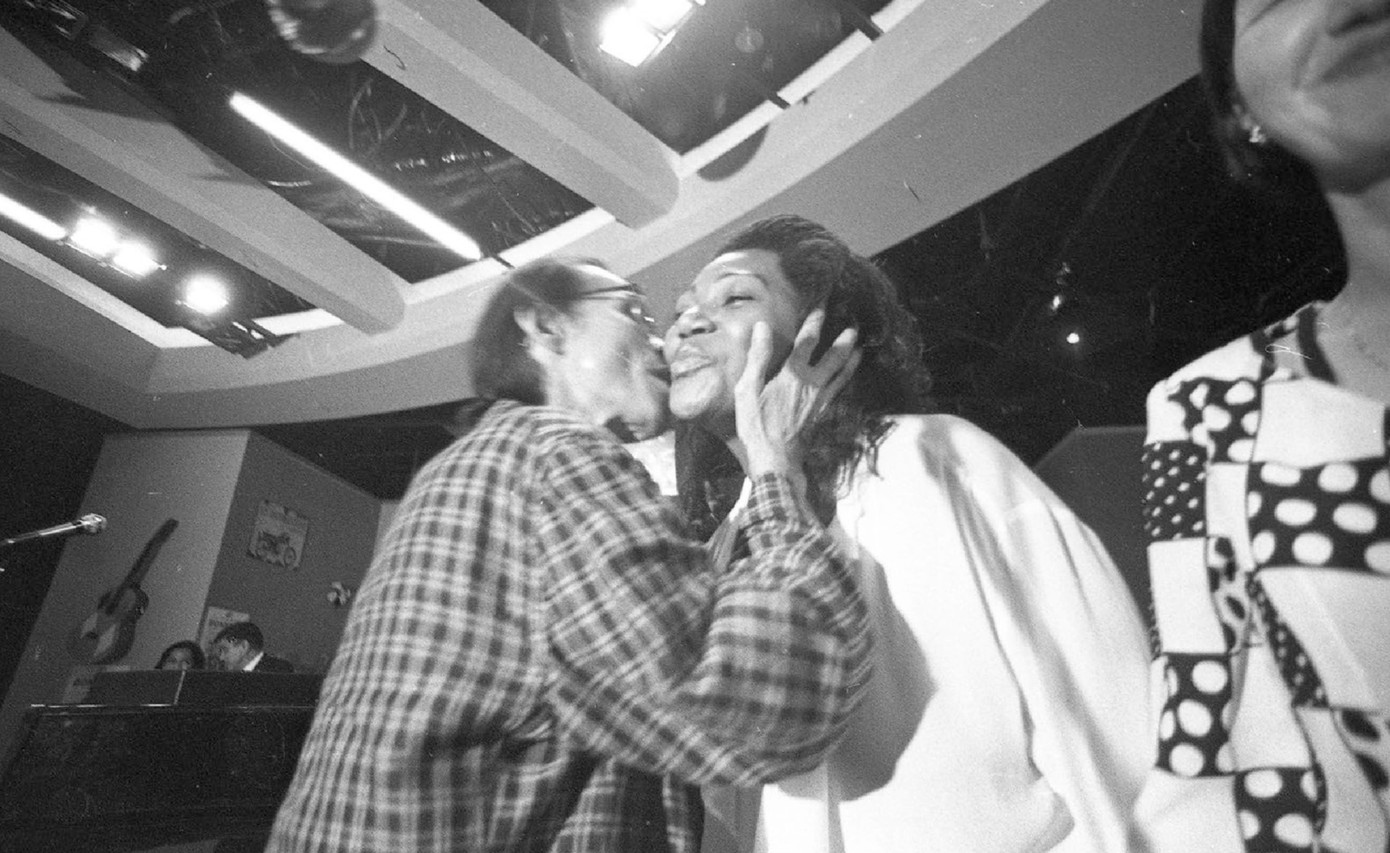 Trịnh Công Sơn ôm hôn ca sĩ Liz Mitchell (Giọng ca chính của ban nhạc huyền thoại Boney M) khi ban nhạc sang Việt Nam biểu diễn năm 1994. Đây là lần đầu khán giả Việt Nam được tham dự chính thức đêm nhạc do ban nhạc huyền thoại nổi tiếng thế giới biểu diễn. Và Liz Mitchell đã trở thành ca sĩ nổi tiếng thế giới đầu tiên đến Việt Nam sau khi đất nước mở cửa. Sự thành công của Liz Mitchell đã khiến nhiều ca sĩ, ban nhạc nổi tiếng cũng tìm đến với Việt Nam như ban nhạc Air Supply, ban nhạc Modern Talking, ca sĩ Sting, ca sĩ Bob Dylan … Trịnh Công Sơn ôm hôn ca sĩ Liz Mitchell (Giọng ca chính của ban nhạc huyền thoại Boney M) khi ban nhạc sang Việt Nam biểu diễn năm 1994. Đây là lần đầu khán giả Việt Nam được tham dự chính thức đêm nhạc do ban nhạc huyền thoại nổi tiếng thế giới biểu diễn. Và Liz Mitchell đã trở thành ca sĩ nổi tiếng thế giới đầu tiên đến Việt Nam sau khi đất nước mở cửa. Sự thành công của Liz Mitchell đã khiến nhiều ca sĩ, ban nhạc nổi tiếng cũng tìm đến với Việt Nam như ban nhạc Air Supply, ban nhạc Modern Talking, ca sĩ Sting, ca sĩ Bob Dylan …