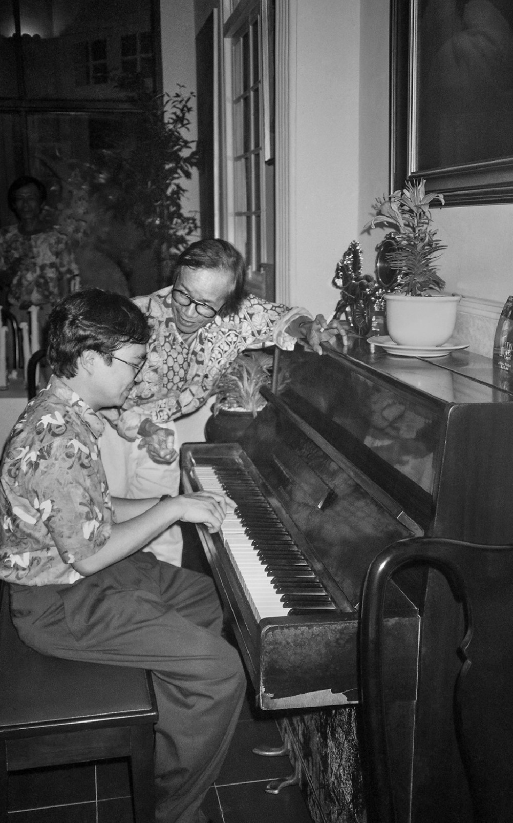 Trịnh Công Sơn trong một lần gặp NSND Đặng Thái Sơn. Trịnh Công Sơn trong một lần gặp NSND Đặng Thái Sơn.