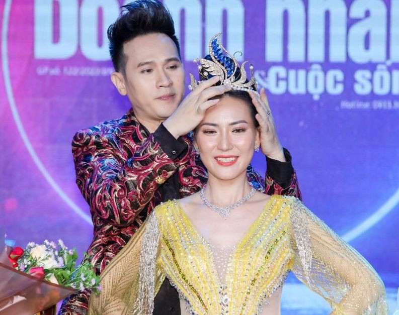 Ca sĩ Nguyên Vũ trao vương miện cho thí sinh My Nguyễn. Ảnh: BTC.