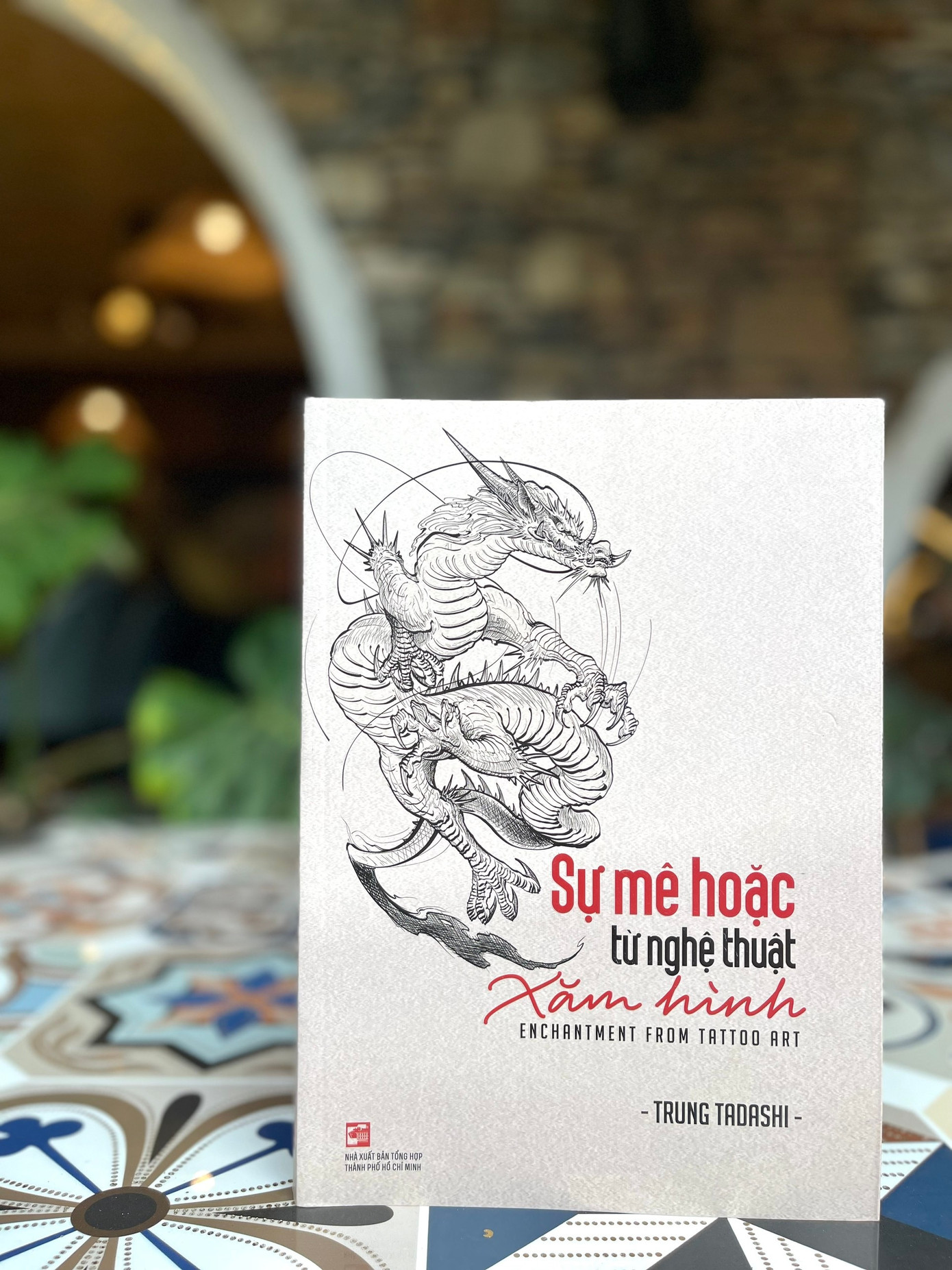 Cuốn sách Sự mê hoặc từ nghệ thuật xăm hình của Trung Tadashi.