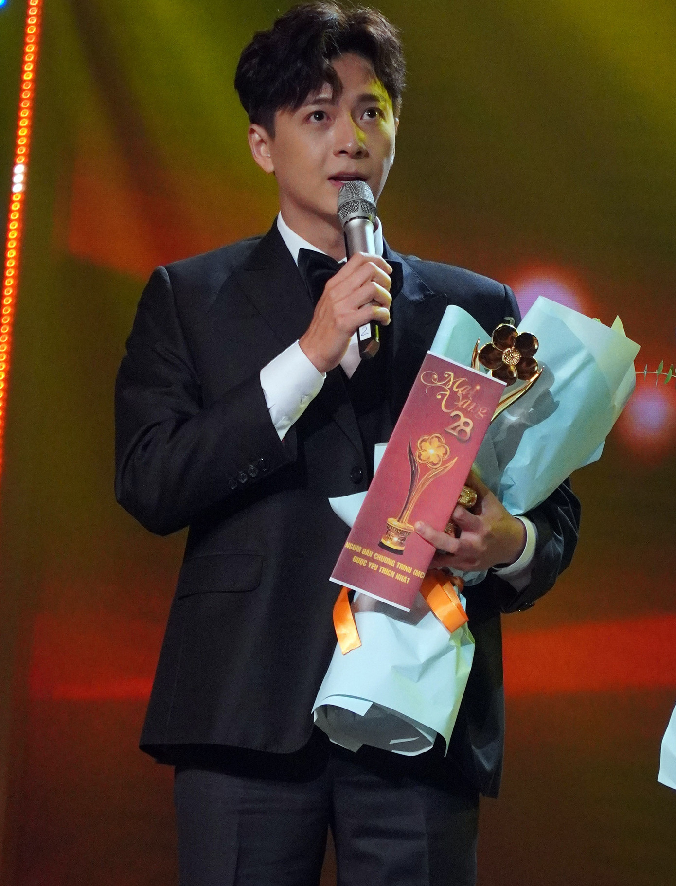 Ngô Kiến Huy phát biểu khi nhận giải. Ngô Kiến Huy phát biểu khi nhận giải.