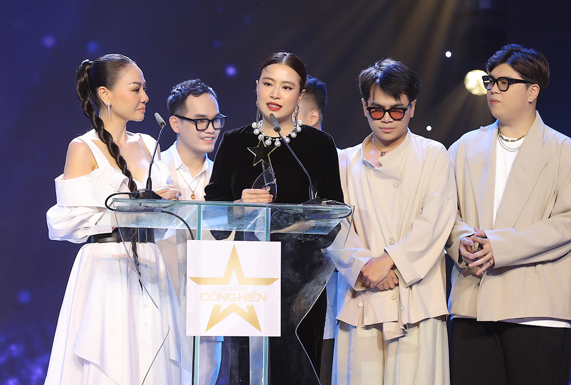 Hoàng Thùy Linh chia sẻ cảm xúc cùng ê-kíp thực hiện