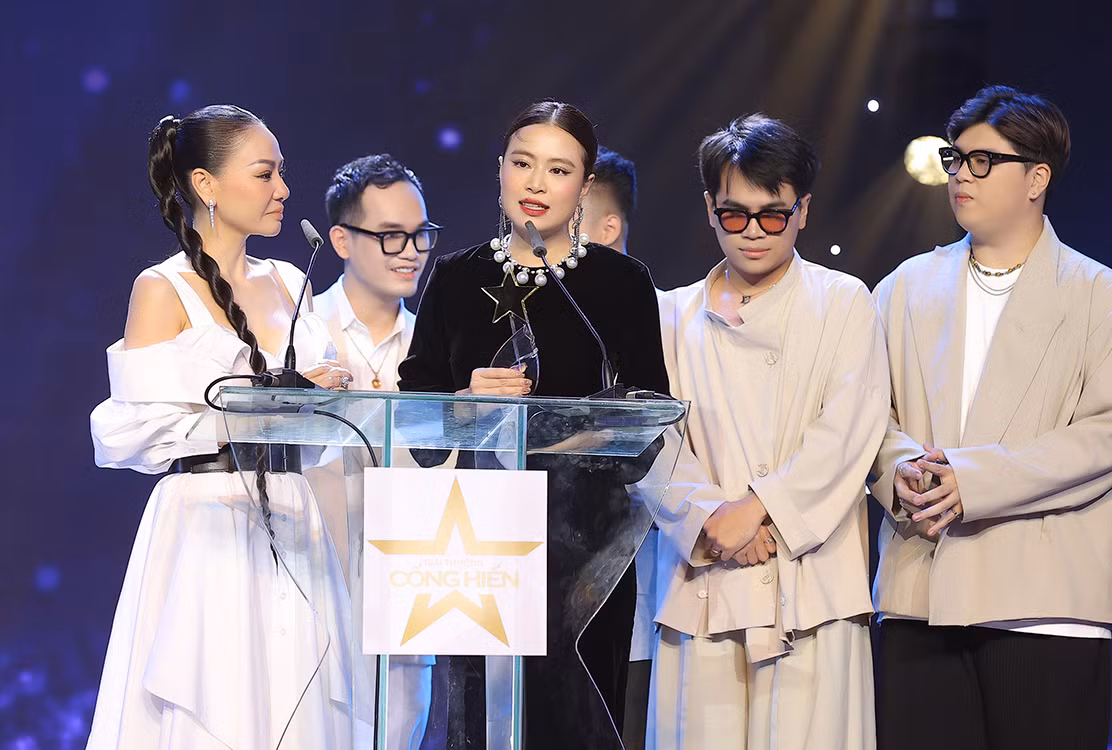 Hoàng Thùy Linh chia sẻ cảm xúc cùng ê-kíp thực hiện Hoàng Thùy Linh chia sẻ cảm xúc cùng ê-kíp thực hiện