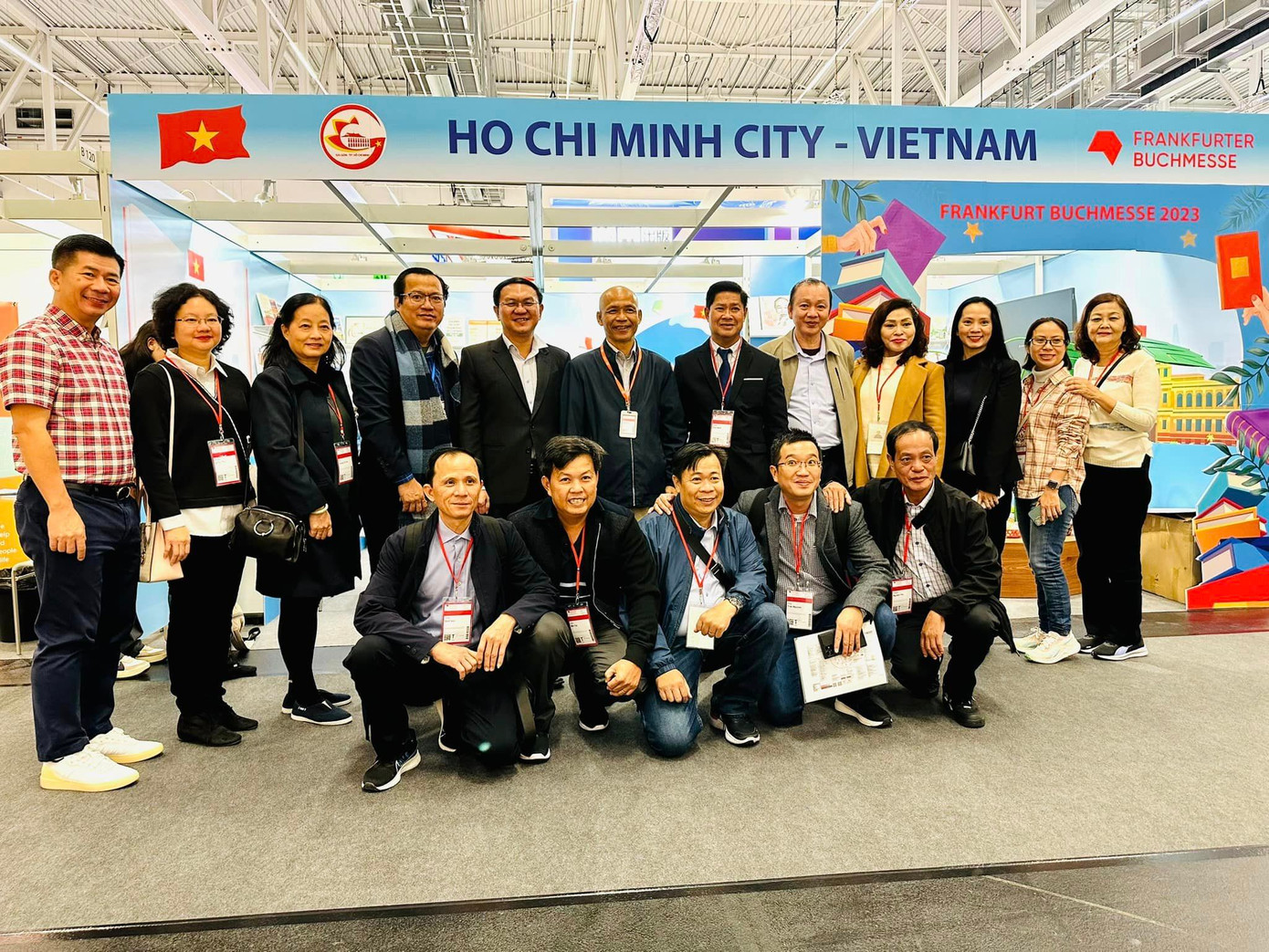 Các đại biểu chụp hình trước gian hàng sách.