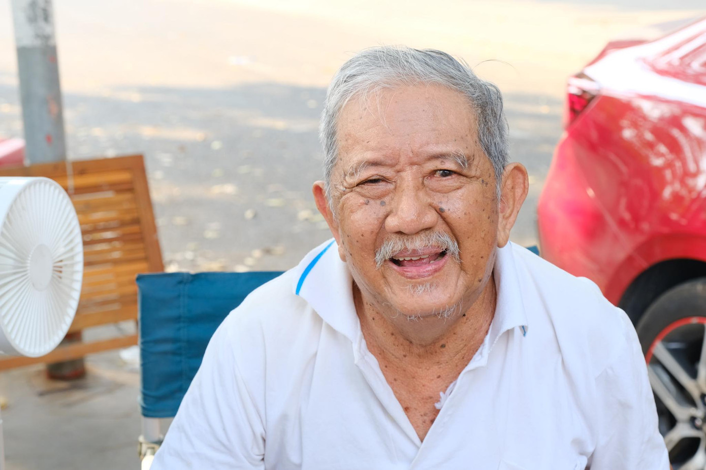 Nghệ sĩ - Nhà văn Mạc Can. Nghệ sĩ - Nhà văn Mạc Can.