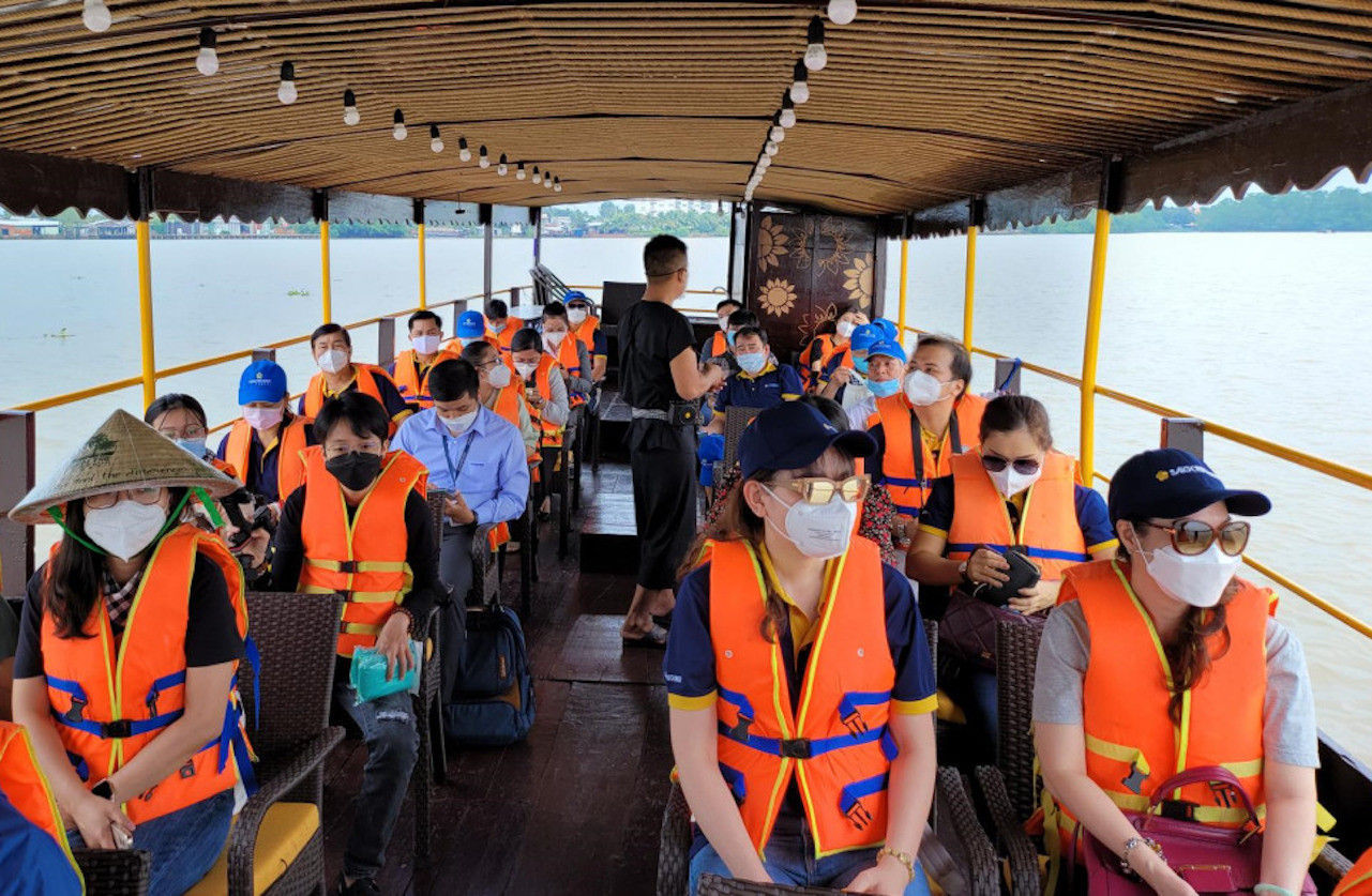 Du khách trải nghiệm trên sông Sài Gòn Du khách trải nghiệm trên sông Sài Gòn