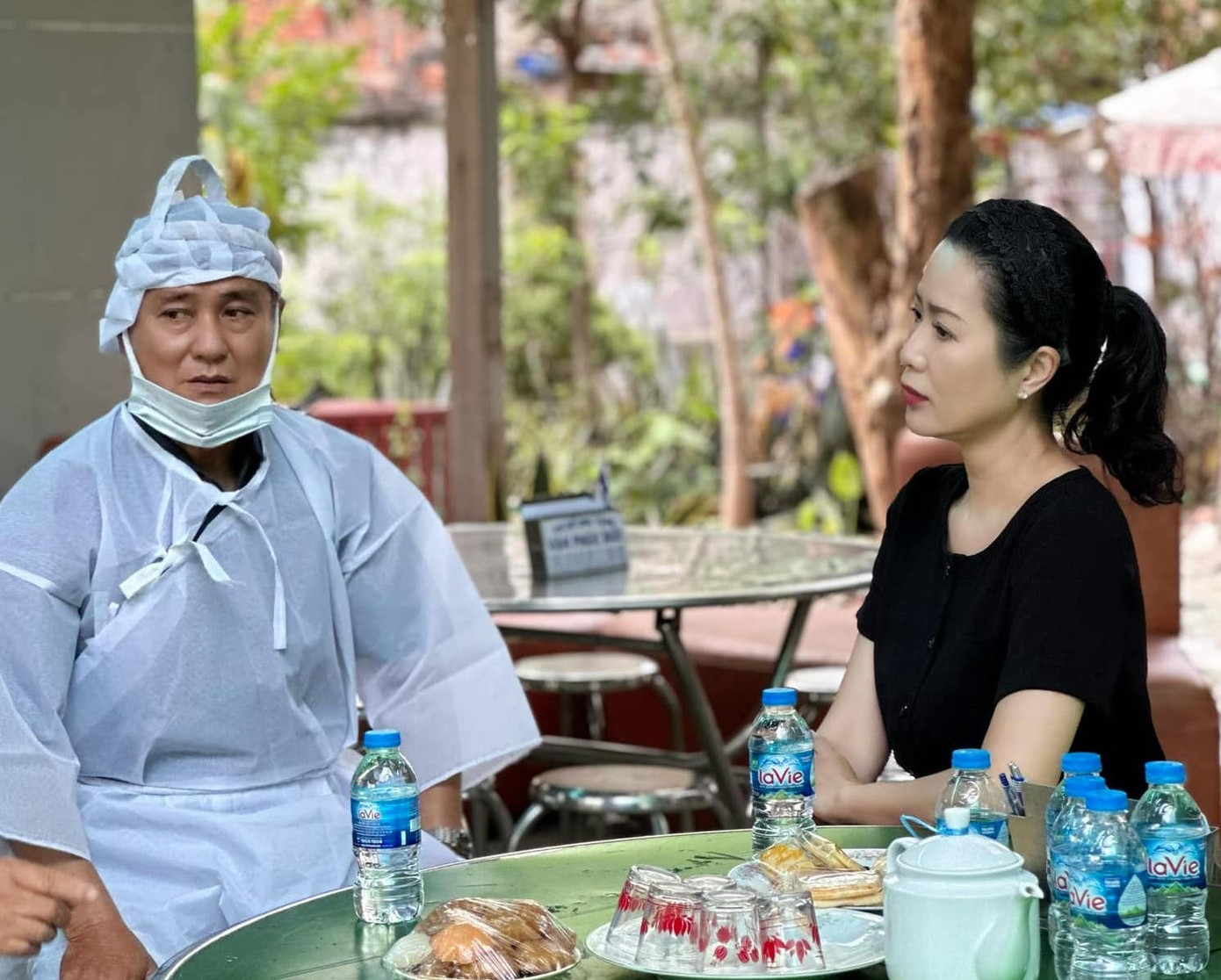 NSƯT Kim Chi đang trò chuyện với con trai nghệ sĩ Thiên Kim tại đám tang