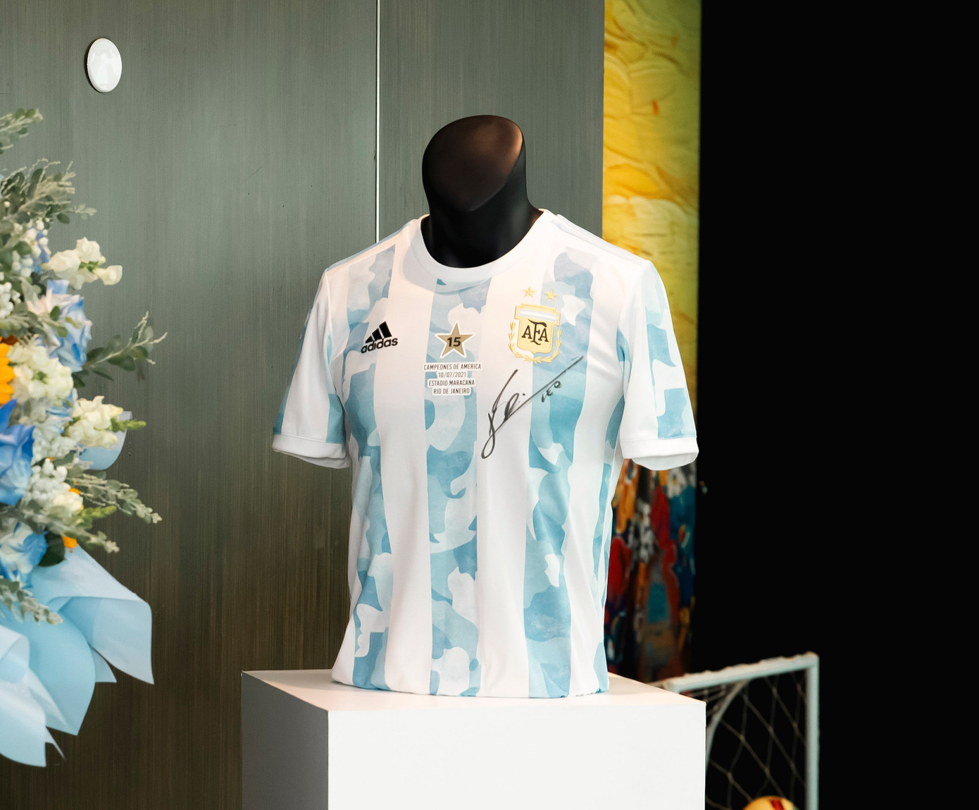 Chiếc áo do Lionel Messi ký tặng Jack. Chiếc áo do Lionel Messi ký tặng Jack.