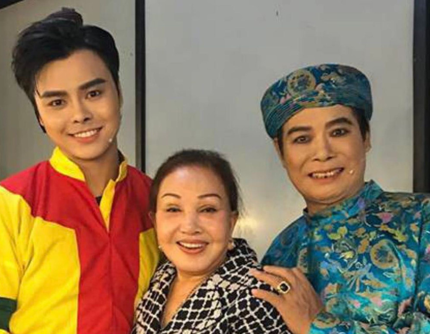 Võ Minh Lâm và mẹ - nghệ sĩ Như Linh và cha - nghệ sĩ Duy Sơn. Võ Minh Lâm và mẹ - nghệ sĩ Như Linh và cha - nghệ sĩ Duy Sơn.