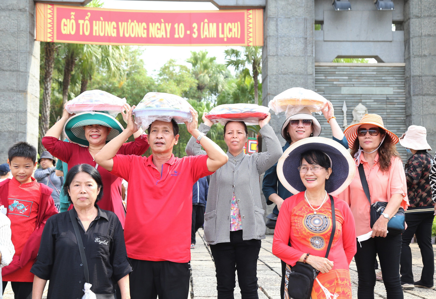 Người dân đội Lễ lên dâng Quốc Tổ. Người dân đội Lễ lên dâng Quốc Tổ.