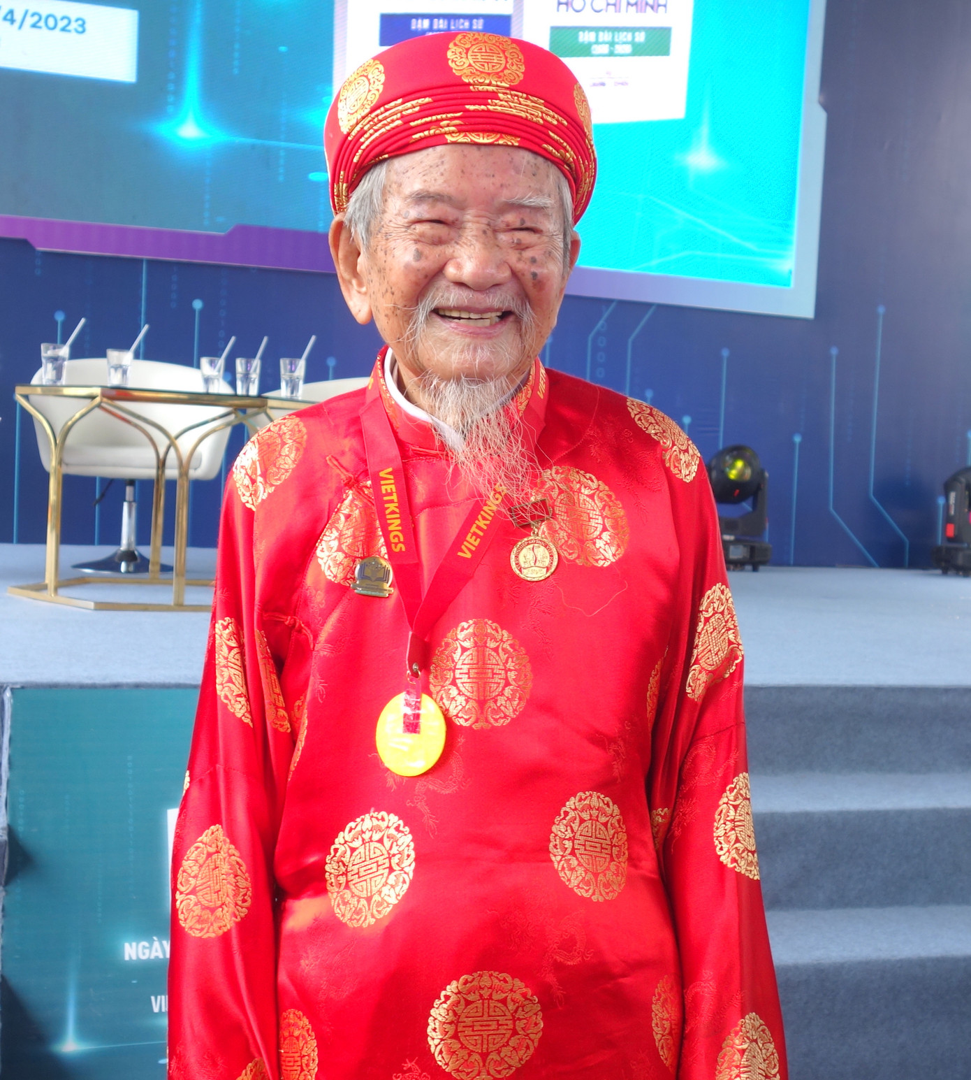 NCC lão thành cũng rất vui khi nhờ người chụp ảnh chân dung của mình. Ảnh: Trọng Thịnh.