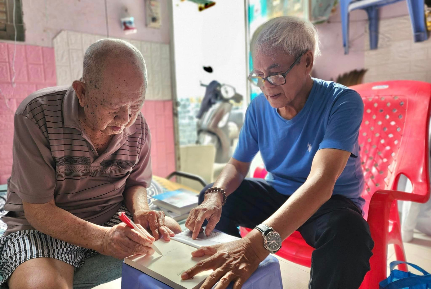 Hai nhà văn đang ký sách tặng bạn đọc. Hai nhà văn đang ký sách tặng bạn đọc.