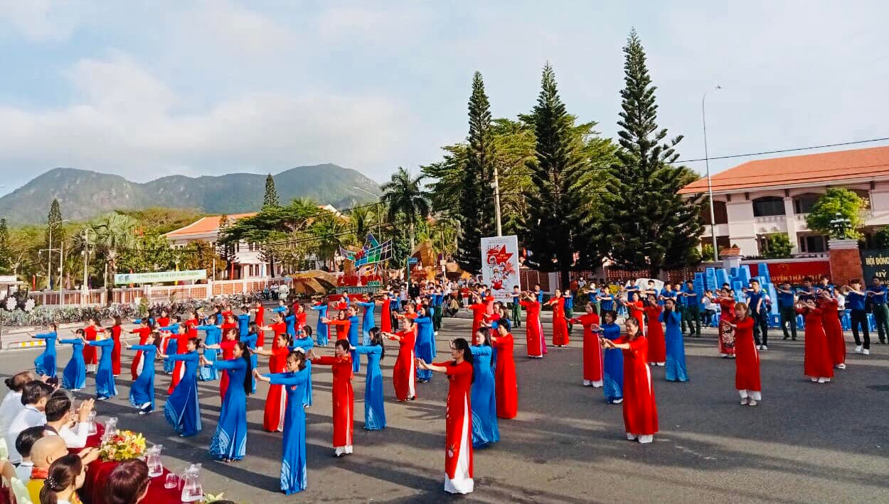 Nhảy flashmob do hội viên, đoàn viên Huyện đoàn, HND, Phụ nữ và LĐLĐ thực hiện (Ảnh CTV) Nhảy flashmob do hội viên, đoàn viên Huyện đoàn, HND, Phụ nữ và LĐLĐ thực hiện (Ảnh CTV)