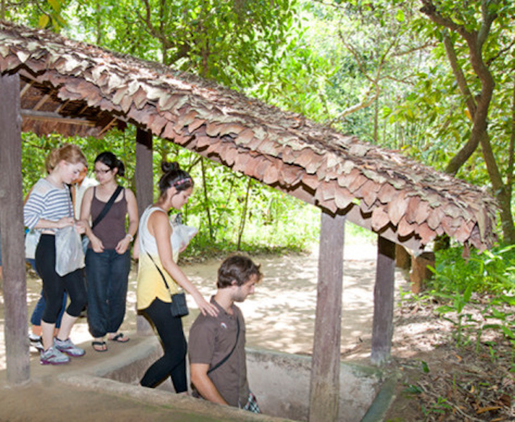 Du khách tới thăm Địa đạo Củ Chi - di tích lịch sử đã được xếp hạng Quốc gia.