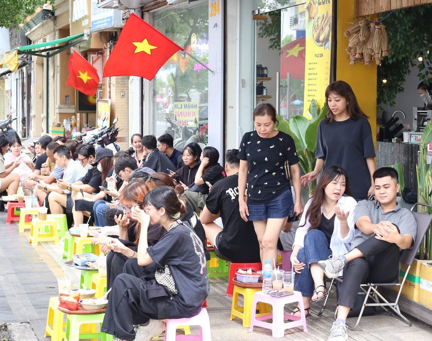 Nhiều bạn trẻ lựa chọn điểm đến là các quán cà phê vỉa hè ở Trung tâm quận 1 trong những ngày nghỉ lễ