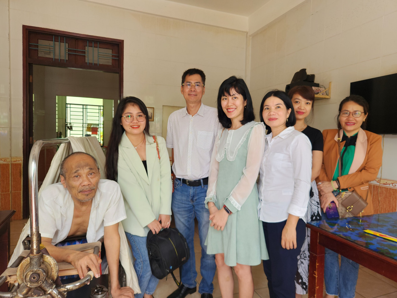 Đoàn chụp hình chung cùng thương binh Trần Toàn.