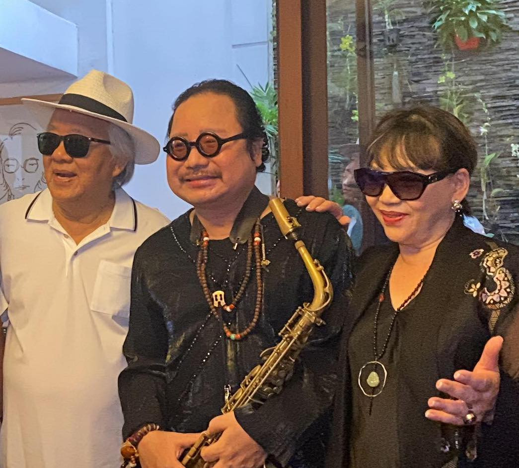 Trần Mạnh Tuấn chụp chung tấm hình với Nguyễn Trung Trực và Trịnh Vĩnh Trinh.