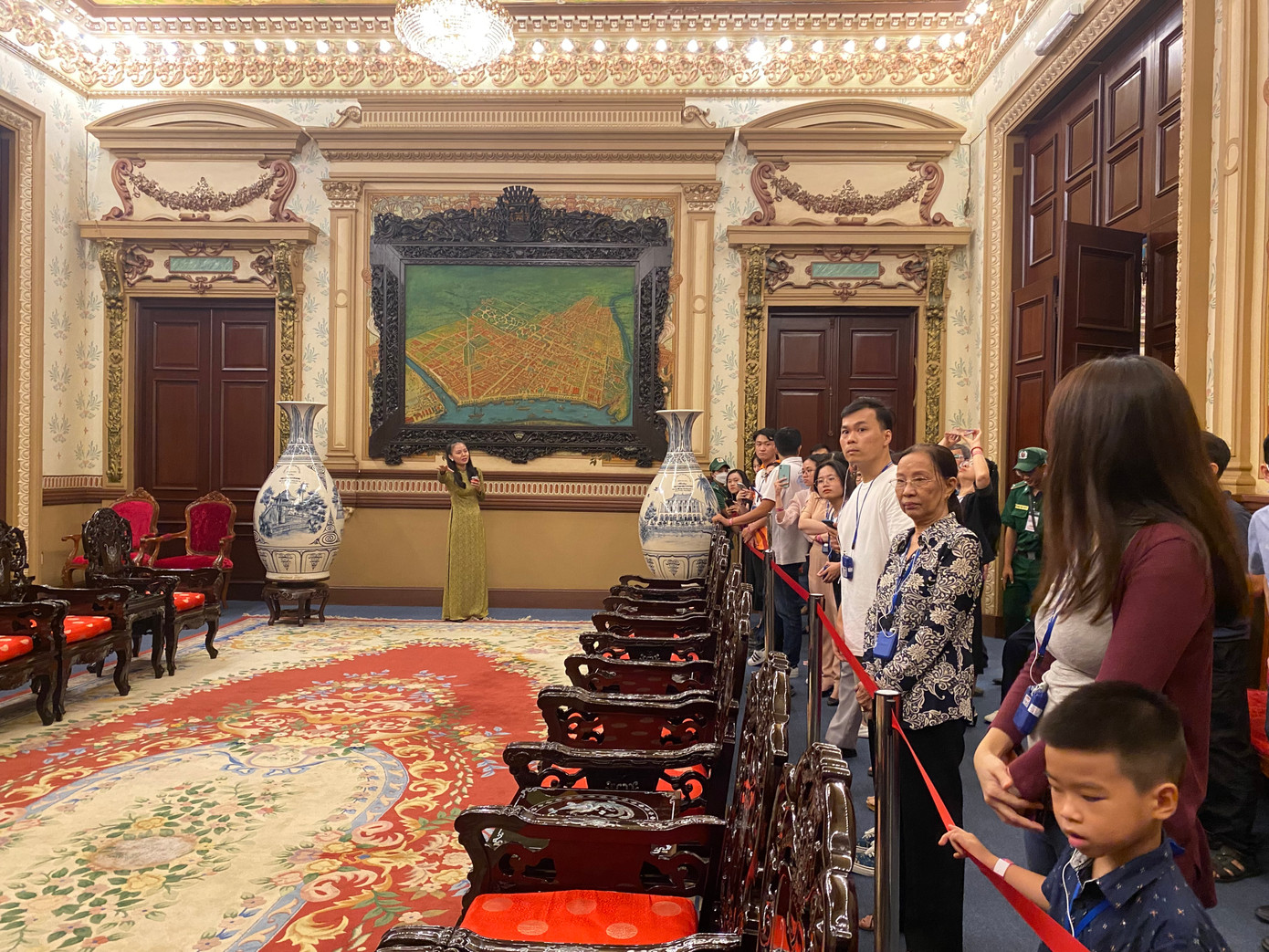 Du khách tham quan phòng họp tại lầu 1 toà nhà (ảnh BTC)