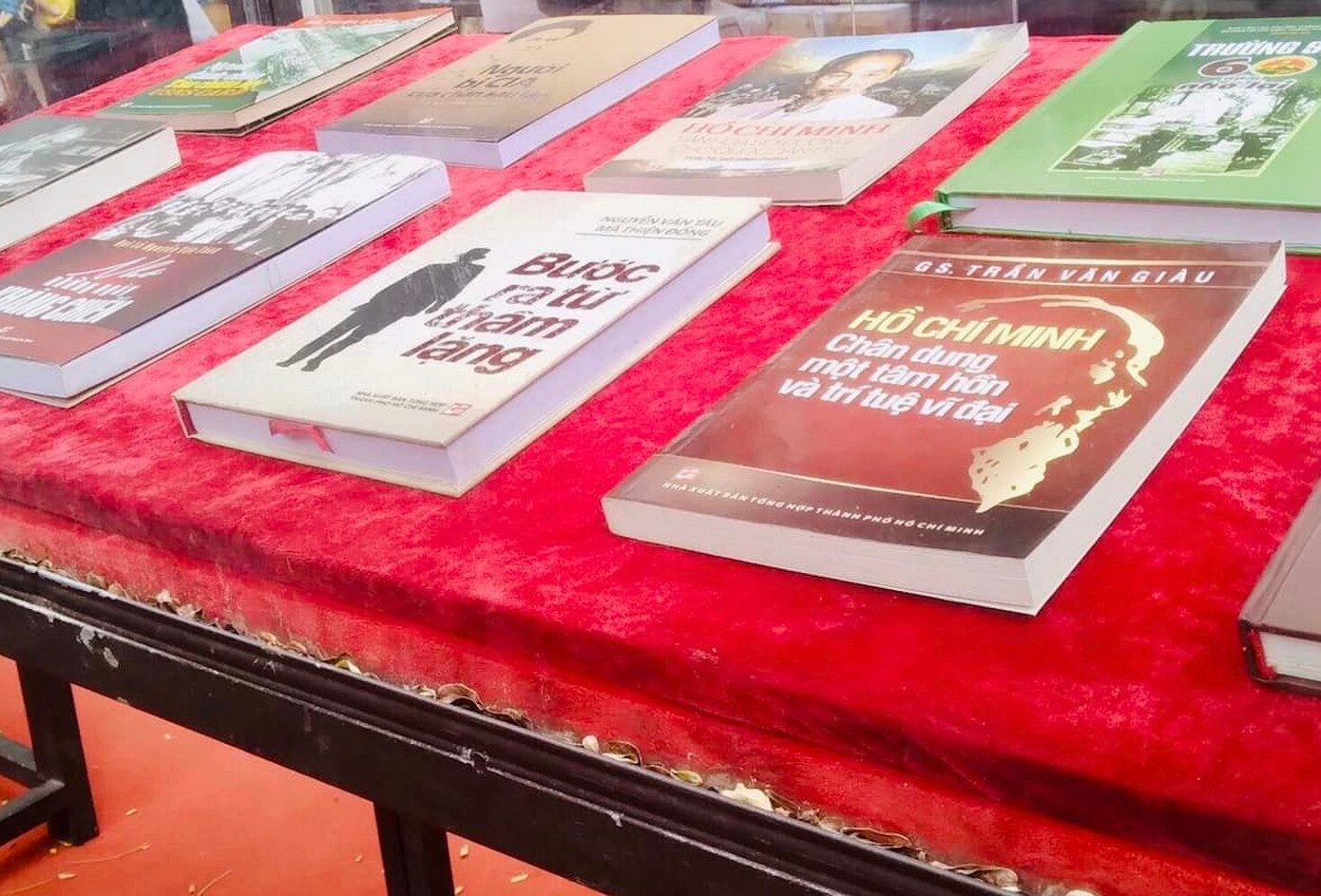 Nhiều cuốn sách về Chủ tịch Hồ Chí Minh được giới thiệu tại Đường sách Nguyễn Văn Bình. Nhiều cuốn sách về Chủ tịch Hồ Chí Minh được giới thiệu tại Đường sách Nguyễn Văn Bình.