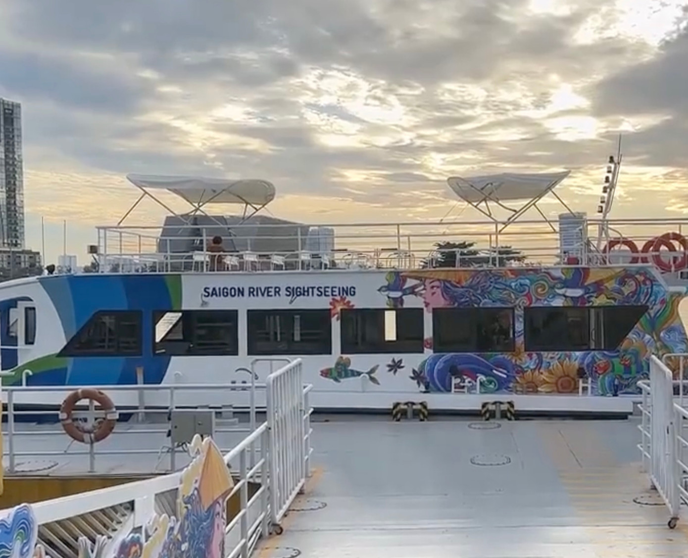 Tàu 2 tầng Saigon River Sighseeing chuẩn bị đón khách Tàu 2 tầng Saigon River Sighseeing chuẩn bị đón khách
