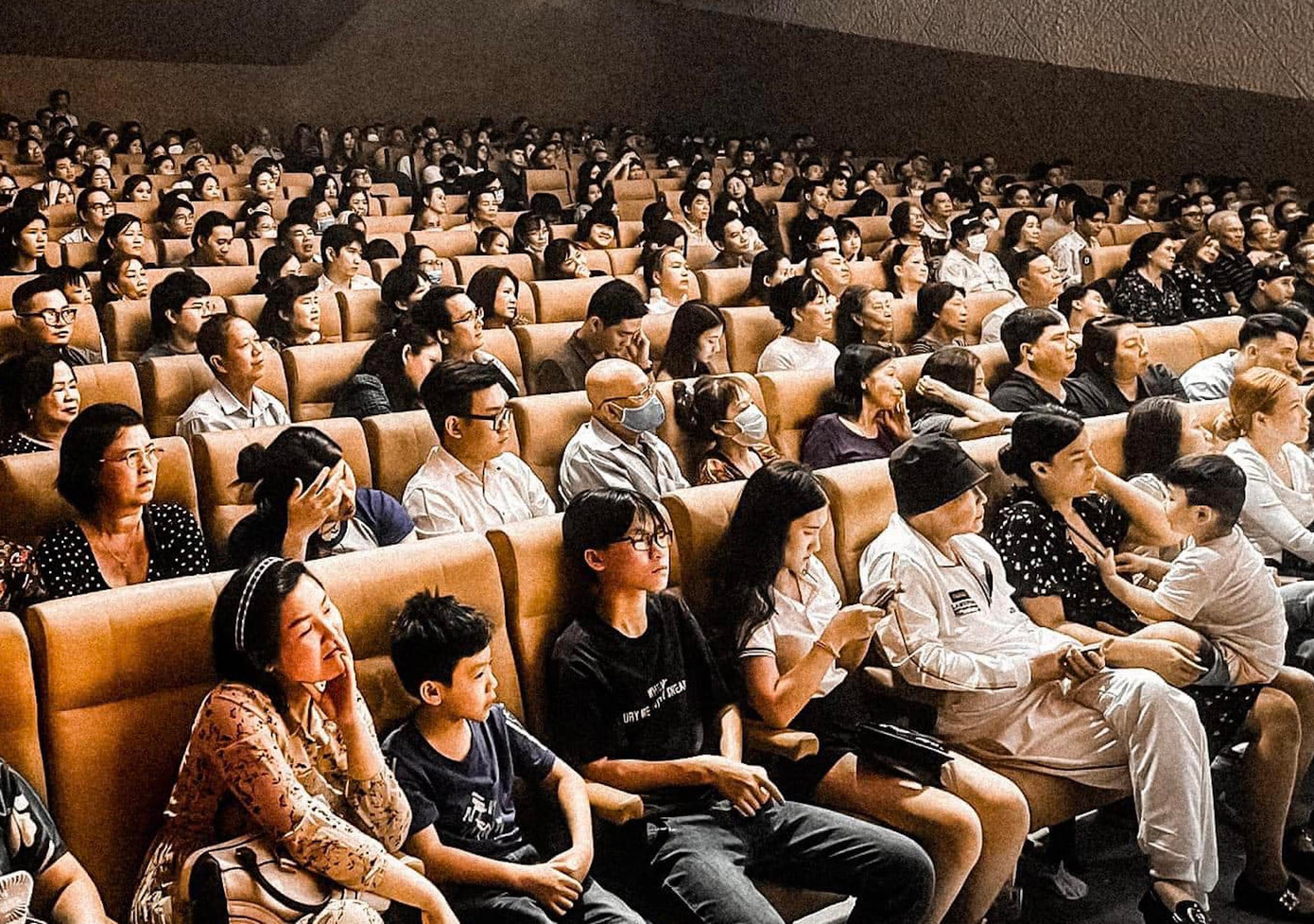 Sân khấu Trương Hùng Minh luôn chật kín khán giả từ khi khai trương