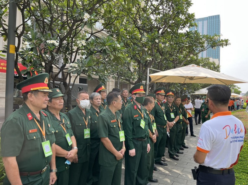 Đoàn cựu chiến binh chờ tham quan toà nhà UBND TPHCM Đoàn cựu chiến binh chờ tham quan toà nhà UBND TPHCM