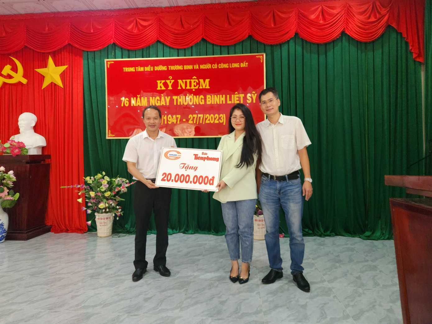 Đoàn đã trao tặng trung tâm 20 triệu đồng.