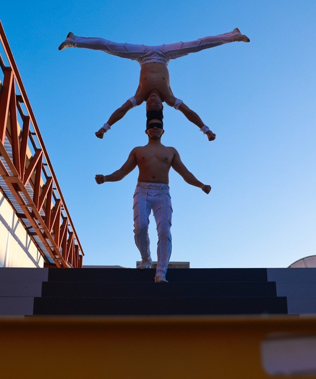 Cả hai Hoàng tử xiếc tập luyện trong trạng thái bị bịt mắt đi lên, đi xuống cầu thang. Ảnh: NVCC. Cả hai Hoàng tử xiếc tập luyện trong trạng thái bị bịt mắt đi lên, đi xuống cầu thang. Ảnh: NVCC.