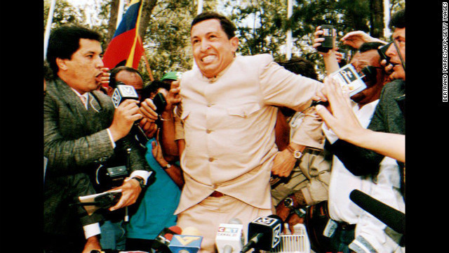 Ảnh chụp trung tá Hugo Chavez trả lời phỏng vấn báo giới hôm 26 3 1994 