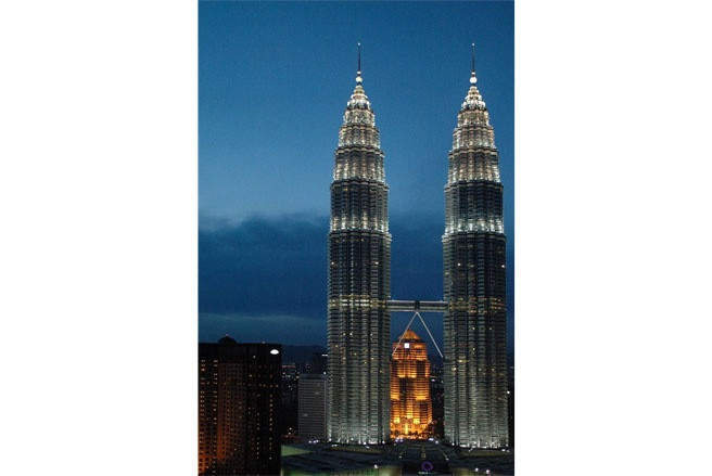Tháp đôi nổi tiếng Petronas Towers ở Malaysia là đại bản doanh của tập đoàn dầu lửa Petronas. Hai tòa tháp được liên kết bằng một cầu nối ở độ cao xấp xỉ 170m so với mặt đất.