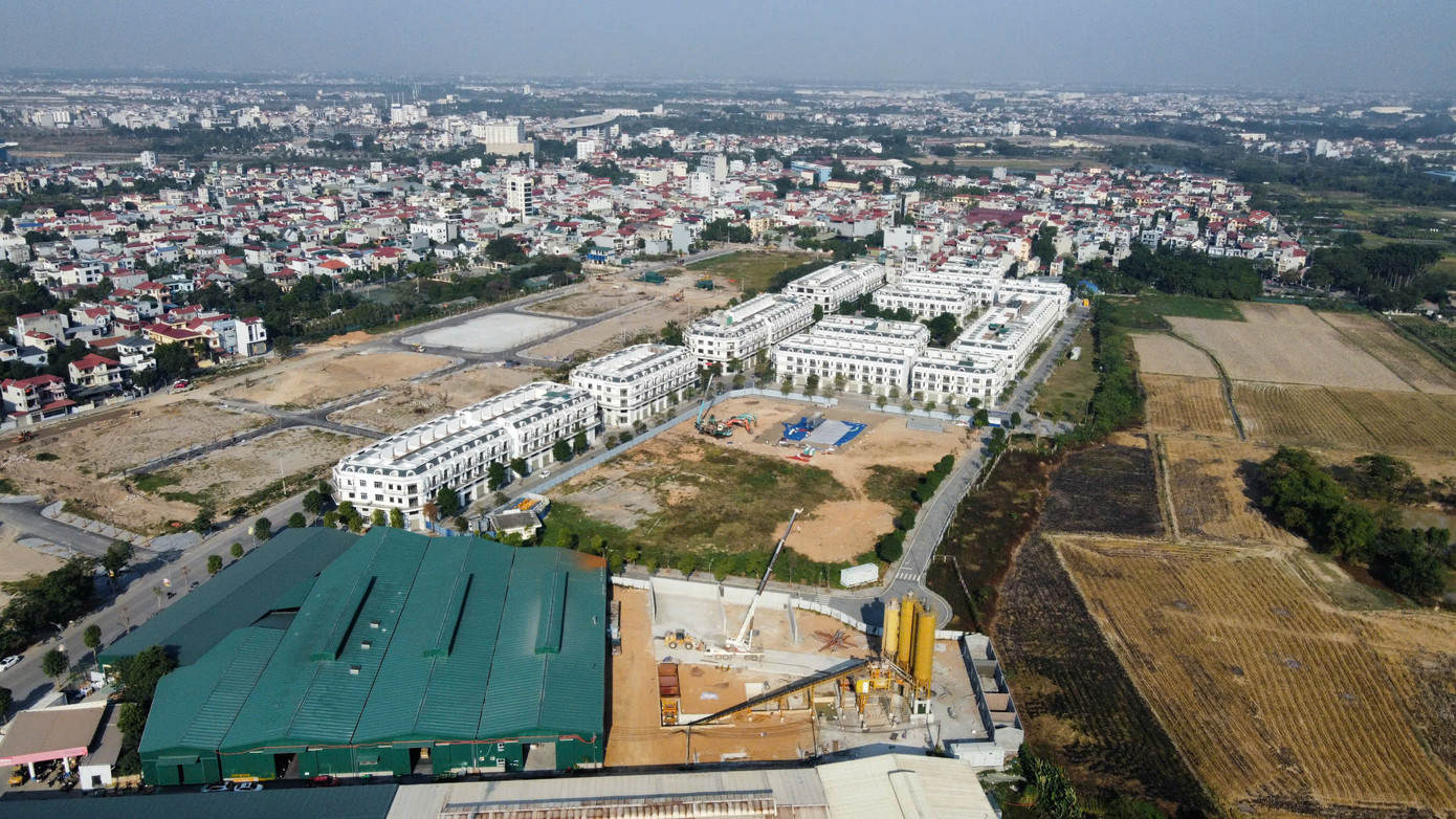 Được biết, dự án nhà ở xã hội Uy Nỗ nằm trong quần thể khu nhà ở Uy Nỗ (tên thương mại Calyx Residence) do Tổng công ty 319 làm chủ đầu tư. Dự án trên khu đất chuyển đổi là Trường Trung cấp kỹ thuật PK– KQ đường Cổ Loa, Uy Nỗ với tổng diện tích dự án 9,86 ha.