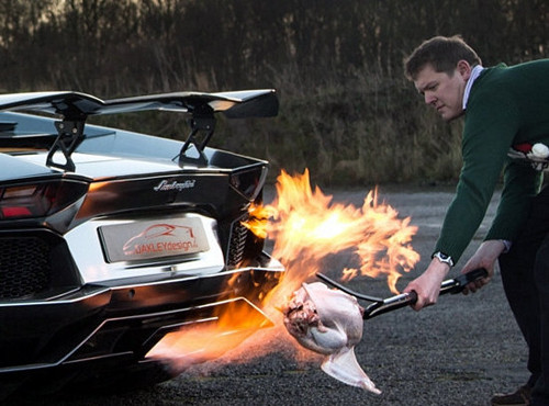 Chàng trai dùng siêu xe để chuẩn bị món ăn truyền thống dịp Giáng sinh