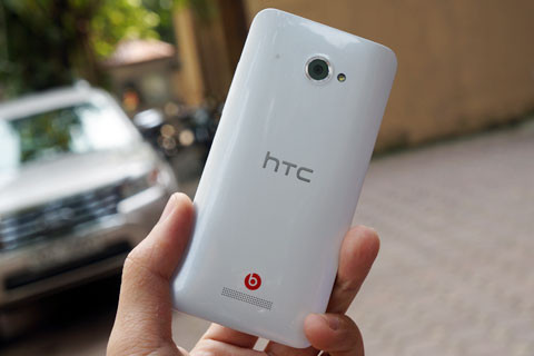 Mặt sau hợp lý hơn với camera không lồi ra