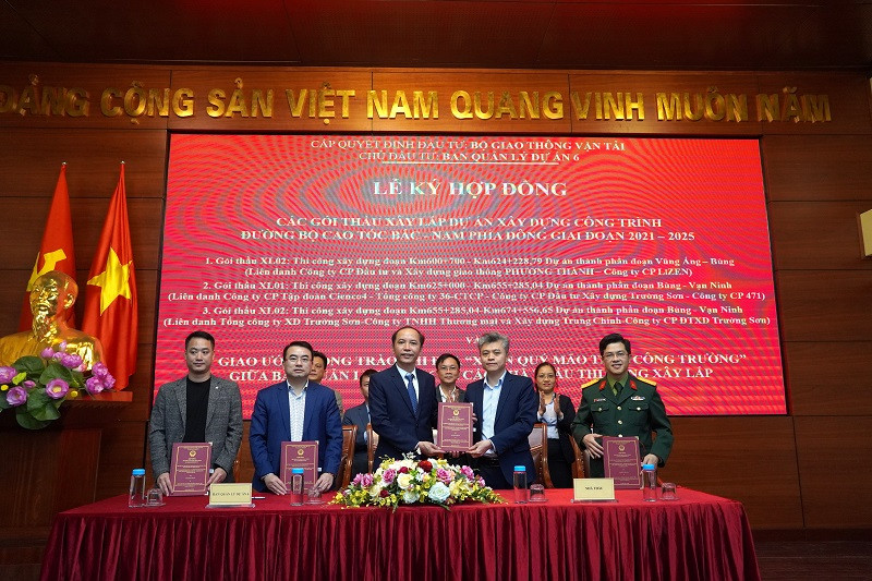 Ban Quản lý dự án 6, Bộ GTVT trao gói thầu XL01 cho ông Nguyễn Tuấn Huỳnh - Tổng Giám đốc Cienco4 (thứ 2 từ phải qua) và các nhà thầu trong liên danh.