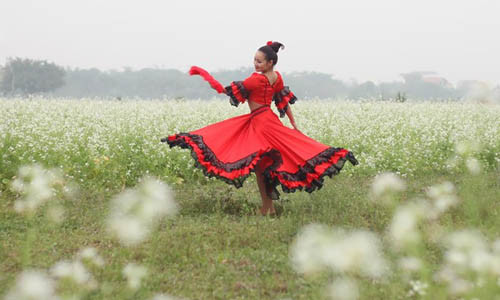 Cô đứng thứ tư tại giải Tây Ban Nha mở rộng năm 2011, Đứng thứ hai giải Singapore năm 2012. Bài viết: http://news.zing.vn/Co-giao-9X-nhay-flamengo-giua-canh-dong-hoa-ca-trang-post379077.html#category Nguồn Zing News 