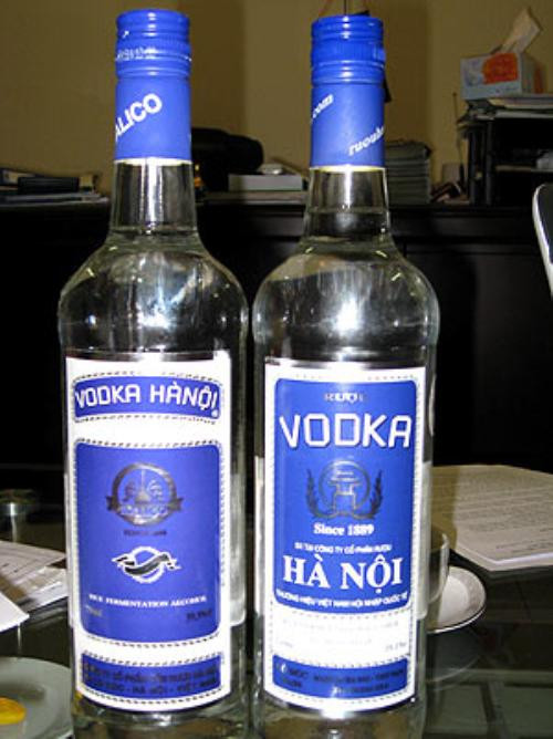 Rượu thật (ảnh phải) rượu giả (ảnh trái)