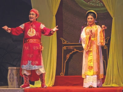 “Tấm áo bào hoàng đế” được khen ngợi ở cách xử lý khéo léo, lời ca mượt mà . “Tấm áo bào hoàng đế” được khen ngợi ở cách xử lý khéo léo, lời ca mượt mà