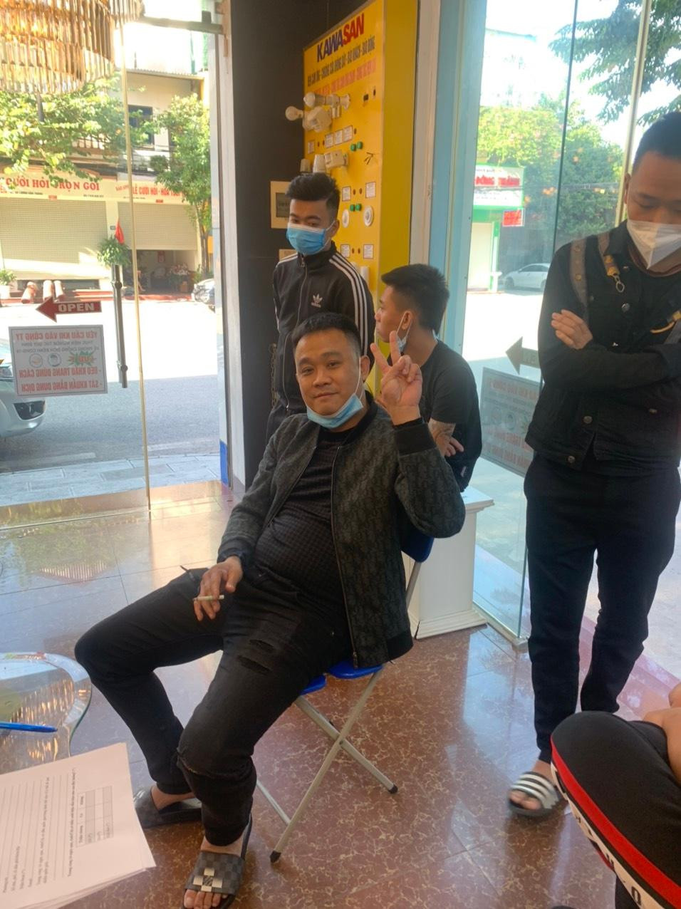 Nhiều đối tượng xuất hiện nhà ông Thịnh, không quen biết cả chủ và con nợ. Ảnh cắt từ clip. Nhiều đối tượng xuất hiện nhà ông Thịnh, không quen biết cả chủ và con nợ. Ảnh cắt từ clip.