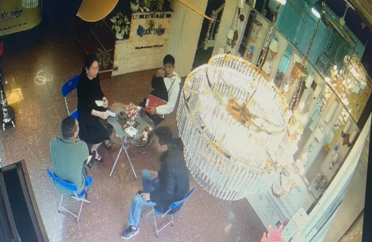 Chủ nợ từng gây rối ở địa phương. Ảnh cắt từ clip. Chủ nợ từng gây rối ở địa phương. Ảnh cắt từ clip.