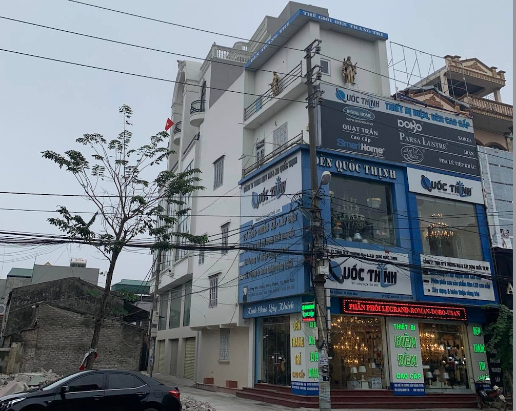 Phía ngoài nhà ông Thịnh. Phía ngoài nhà ông Thịnh.