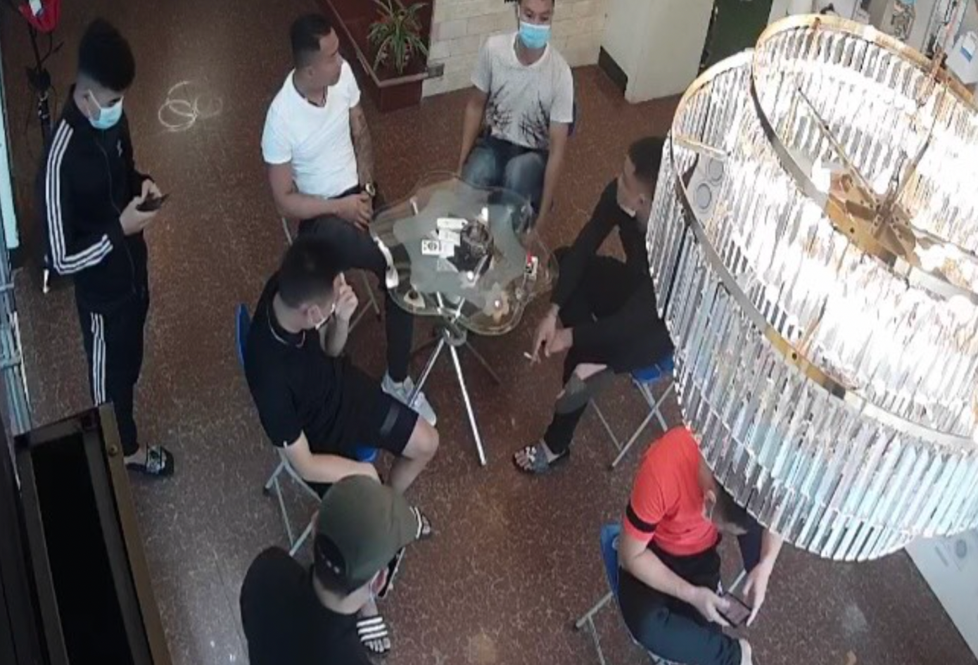 Nhóm người bặm trợn xuất hiện tại nhà ông Thịnh. Ảnh cắt từ video clip. Nhóm người bặm trợn xuất hiện tại nhà ông Thịnh. Ảnh cắt từ video clip.