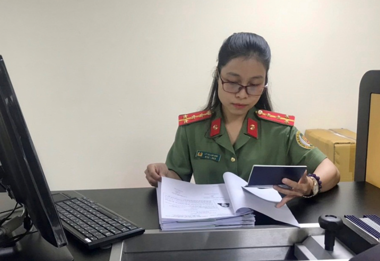 Cán bộ công an làm thủ tục cấp hộ chiếu.