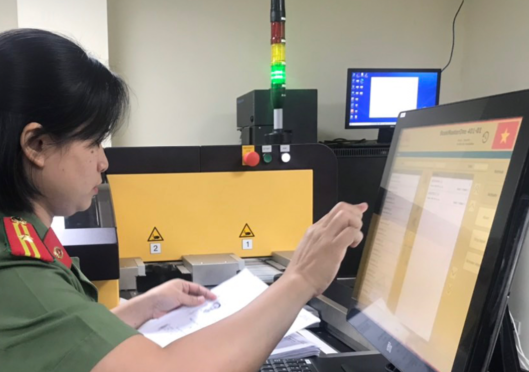 Lực lượng công an rút ngắn thời gian cấp hộ chiếu cho công dân.