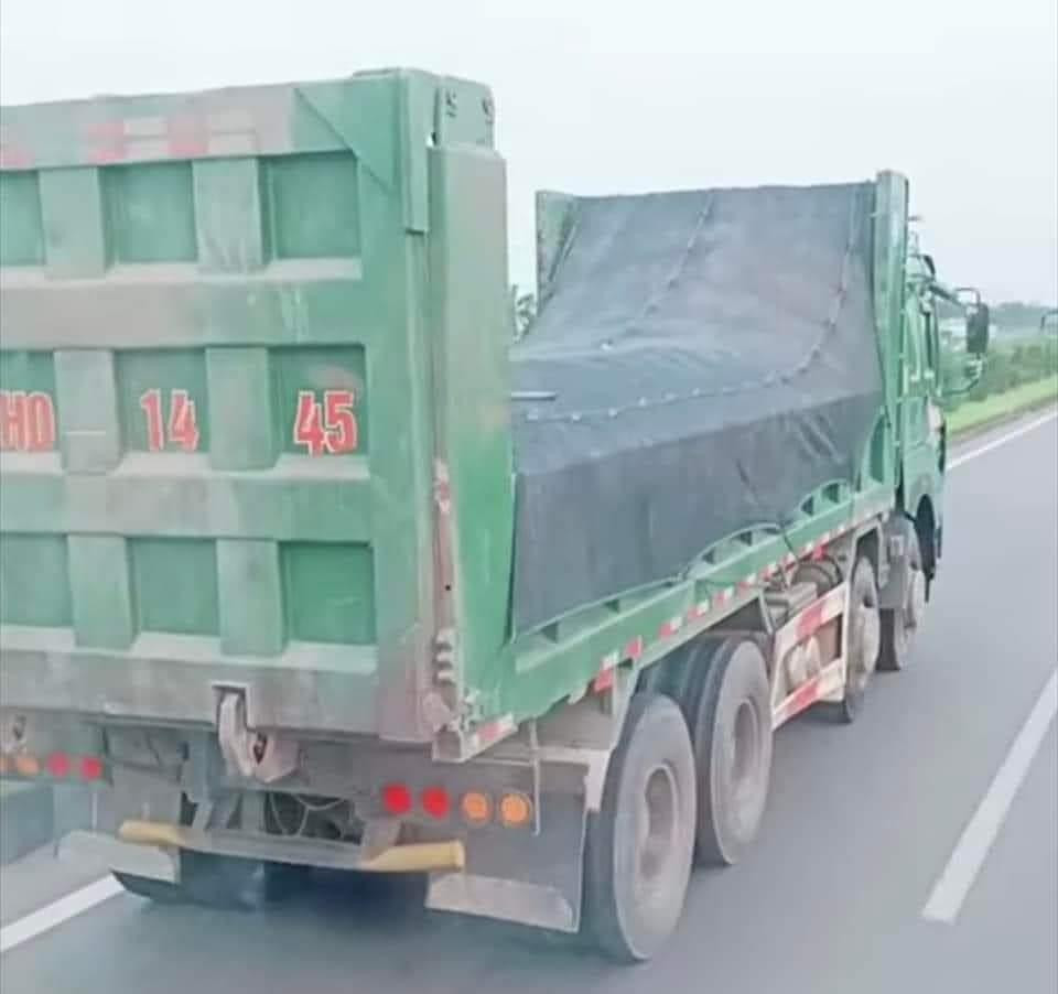 Chiếc xe Howo với chiếc thùng trở về nguyên bản Ảnh minh hoạ.