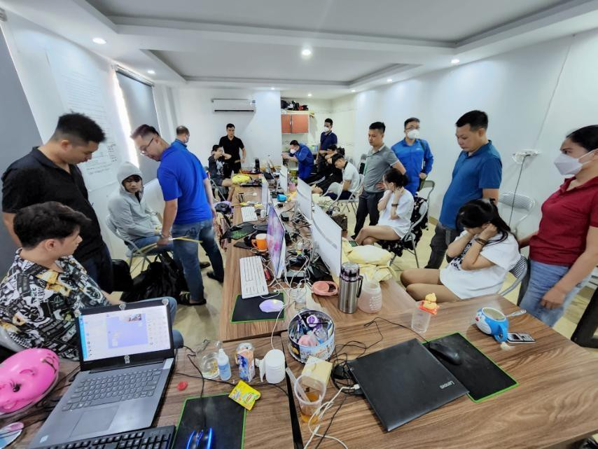 Lực lượng Công an bắt giữ các đối tượng có liên quan cùng tang vật vụ án. Lực lượng Công an bắt giữ các đối tượng có liên quan cùng tang vật vụ án.