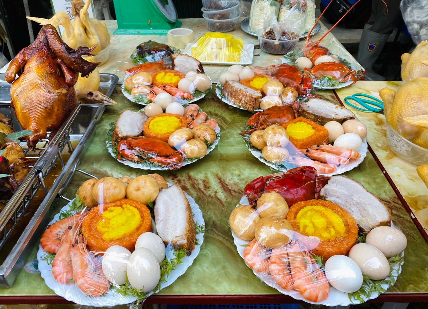 Chị H. (tiểu thương bán hàng tại chợ Hàng Bè) cho biết: "Khác với người miền Nam thường làm mâm cúng to và nhiều món thì người miền Bắc lại thích mâm cỗ nhỏ để đặt vừa bàn thờ Thần tài. Dù nhỏ nhưng mâm vẫn đầy đủ các lễ vật như thịt quay, tôm sú, xôi, 3 quả trứng vịt, bánh bao...với giá dưới 500.000 đồng. Còn mâm lễ từ 500.000 đồng đến tiền triệu thì sẽ có thêm cua hoặc vịt quay...". Chị H. (tiểu thương bán hàng tại chợ Hàng Bè) cho biết: "Khác với người miền Nam thường làm mâm cúng to và nhiều món thì người miền Bắc lại thích mâm cỗ nhỏ để đặt vừa bàn thờ Thần tài. Dù nhỏ nhưng mâm vẫn đầy đủ các lễ vật như thịt quay, tôm sú, xôi, 3 quả trứng vịt, bánh bao...với giá dưới 500.000 đồng. Còn mâm lễ từ 500.000 đồng đến tiền triệu thì sẽ có thêm cua hoặc vịt quay...".