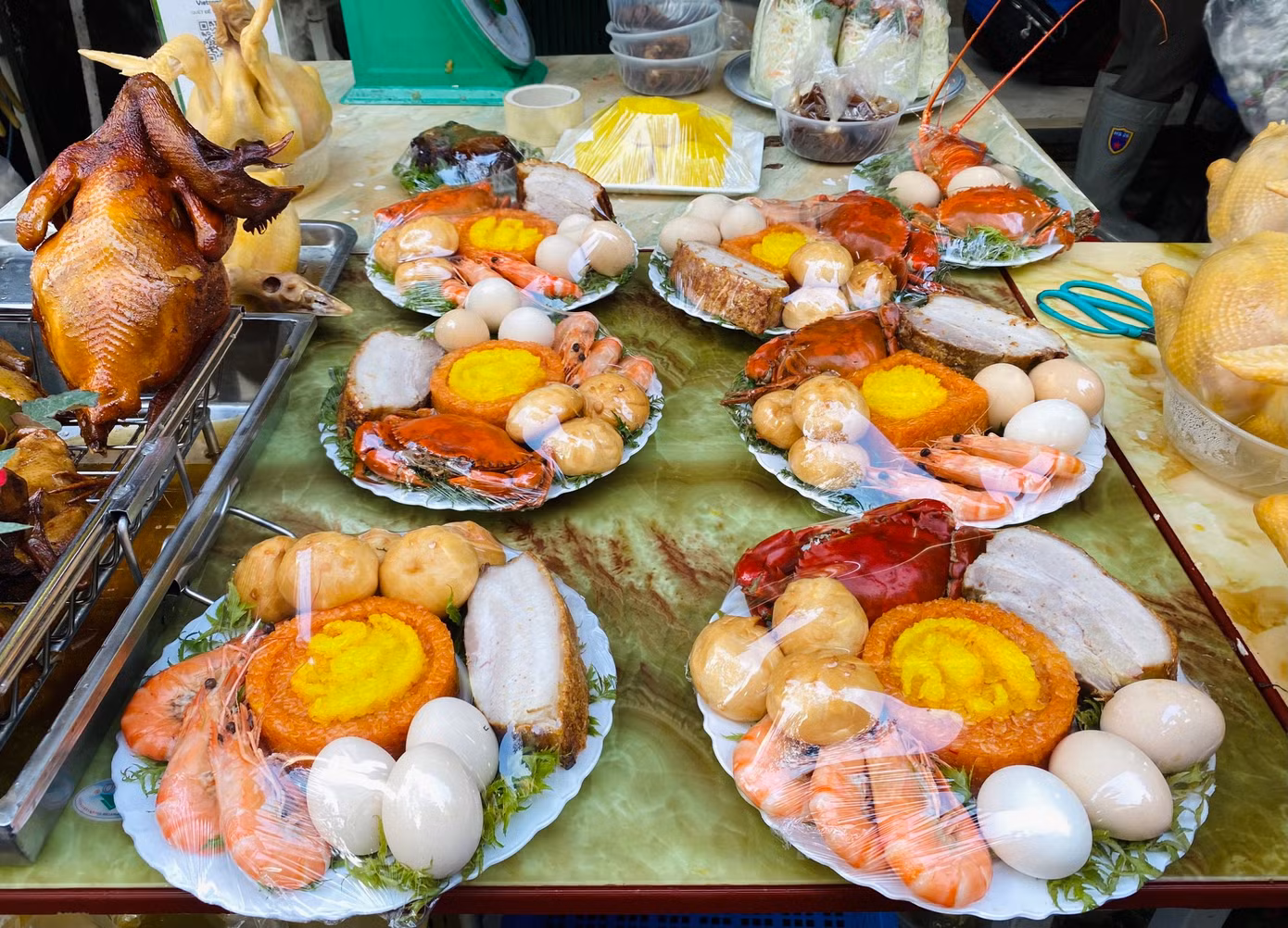 Chị H. (tiểu thương bán hàng tại chợ Hàng Bè) cho biết: "Khác với người miền Nam thường làm mâm cúng to và nhiều món thì người miền Bắc lại thích mâm cỗ nhỏ để đặt vừa bàn thờ Thần tài. Dù nhỏ nhưng mâm vẫn đầy đủ các lễ vật như thịt quay, tôm sú, xôi, 3 quả trứng vịt, bánh bao...với giá dưới 500.000 đồng. Còn mâm lễ từ 500.000 đồng đến tiền triệu thì sẽ có thêm cua hoặc vịt quay...". Chị H. (tiểu thương bán hàng tại chợ Hàng Bè) cho biết: "Khác với người miền Nam thường làm mâm cúng to và nhiều món thì người miền Bắc lại thích mâm cỗ nhỏ để đặt vừa bàn thờ Thần tài. Dù nhỏ nhưng mâm vẫn đầy đủ các lễ vật như thịt quay, tôm sú, xôi, 3 quả trứng vịt, bánh bao...với giá dưới 500.000 đồng. Còn mâm lễ từ 500.000 đồng đến tiền triệu thì sẽ có thêm cua hoặc vịt quay...".