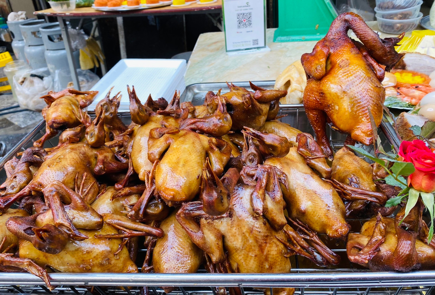 Theo truyền thuyết, ngài Thần tài trước đây được mời ăn tại một cửa hàng heo, gà, vịt quay ế ẩm. Ông rất thích món heo quay, vịt quay. Từ khi có Thần tài đến, cửa hàng này đông khách nườm nượp. Vì thế vào ngày vía Thần tài, nhiều người mua heo quay, vịt quay dâng lễ cúng để mong may mắn cả năm. Theo truyền thuyết, ngài Thần tài trước đây được mời ăn tại một cửa hàng heo, gà, vịt quay ế ẩm. Ông rất thích món heo quay, vịt quay. Từ khi có Thần tài đến, cửa hàng này đông khách nườm nượp. Vì thế vào ngày vía Thần tài, nhiều người mua heo quay, vịt quay dâng lễ cúng để mong may mắn cả năm.